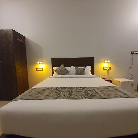 Le Supreme Inn  Pondichéry Extérieur photo